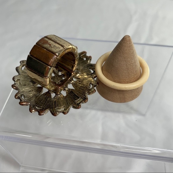 Pair of Rings Beaded Stretch Flower Ring & Acrylic Band-Cream/Green/Gold - Picture 3 of 8